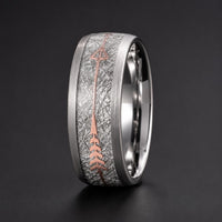 Bague Flèche Sacrée en tungstène avec finition argentée et flèche rose sur fond noir