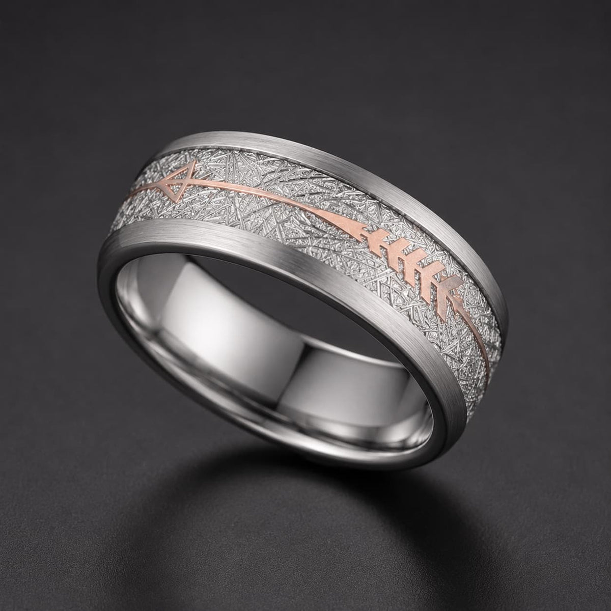 Bague Flèche Sacrée en tungstène avec flèche rose et texture argentée travaillée