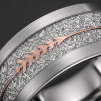 Bague Flèche Sacrée en tungstène en gros plan avec motif flèche rose sur surface texturée