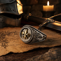 Bague Fleur de Lys Royale en argent 925 sterling avec décor médiéval, parchemin, casque et épée