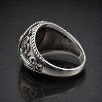 Bague Fleur de Lys Royale en argent 925 sterling vue de dos avec anneau poli et détails gravés