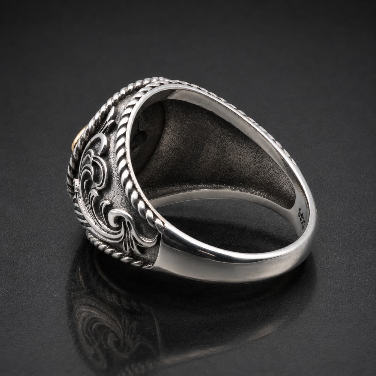 Bague Fleur de Lys Royale en argent 925 sterling vue de dos avec anneau poli et détails gravés