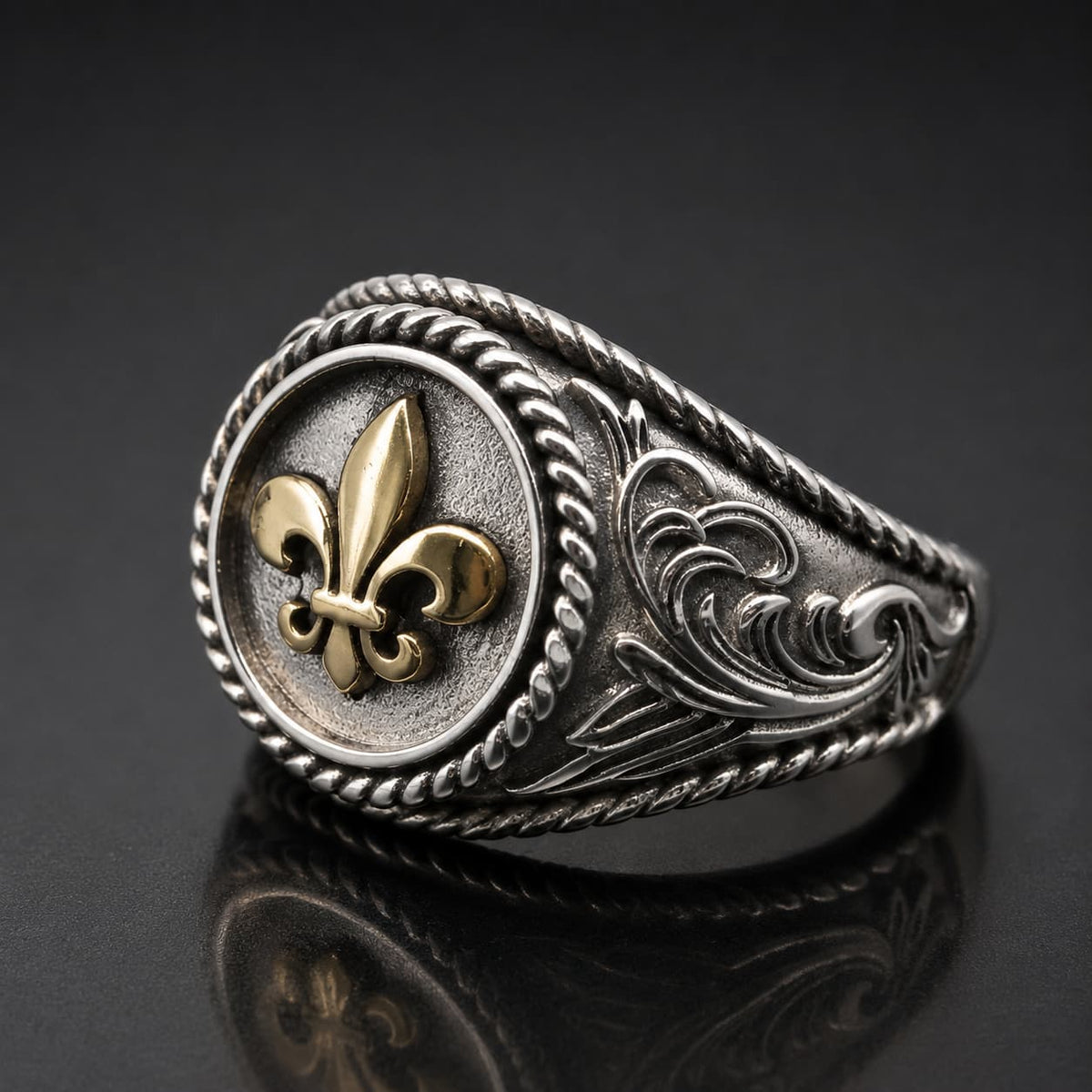 Bague Fleur de Lys Royale en argent 925 sterling avec emblème doré et gravures latérales vue en angle