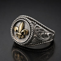 Bague Fleur de Lys Royale en argent 925 sterling avec emblème doré et gravures latérales vue en angle