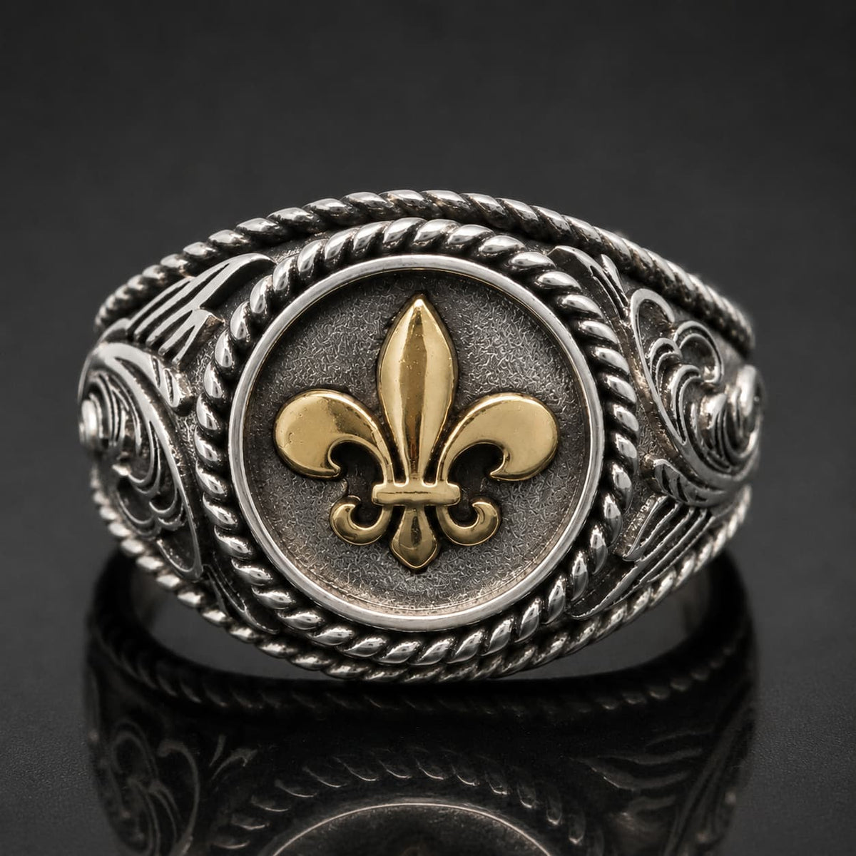 Bague Fleur de Lys Royale en argent 925 sterling avec fleur de lys dorée sur plateau rond vue de face