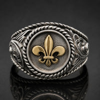 Bague Fleur de Lys Royale en argent 925 sterling avec fleur de lys dorée sur plateau rond vue de face
