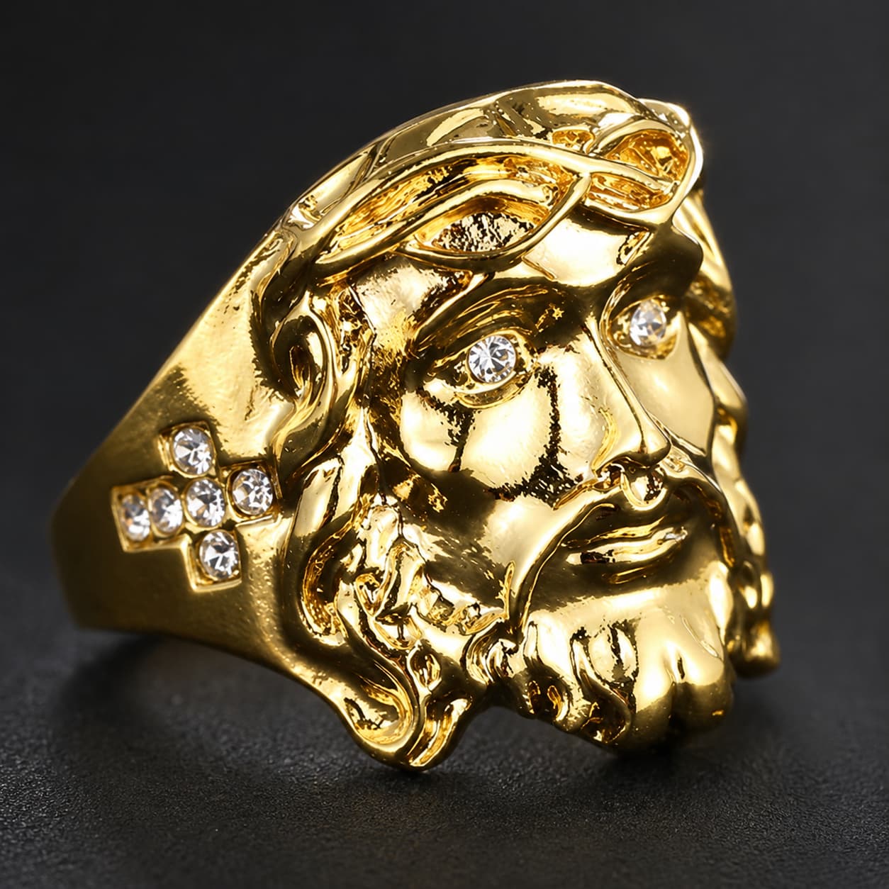 Gros plan de la Bague Foi en Christ en acier inoxydable doré avec visage du Christ et strass