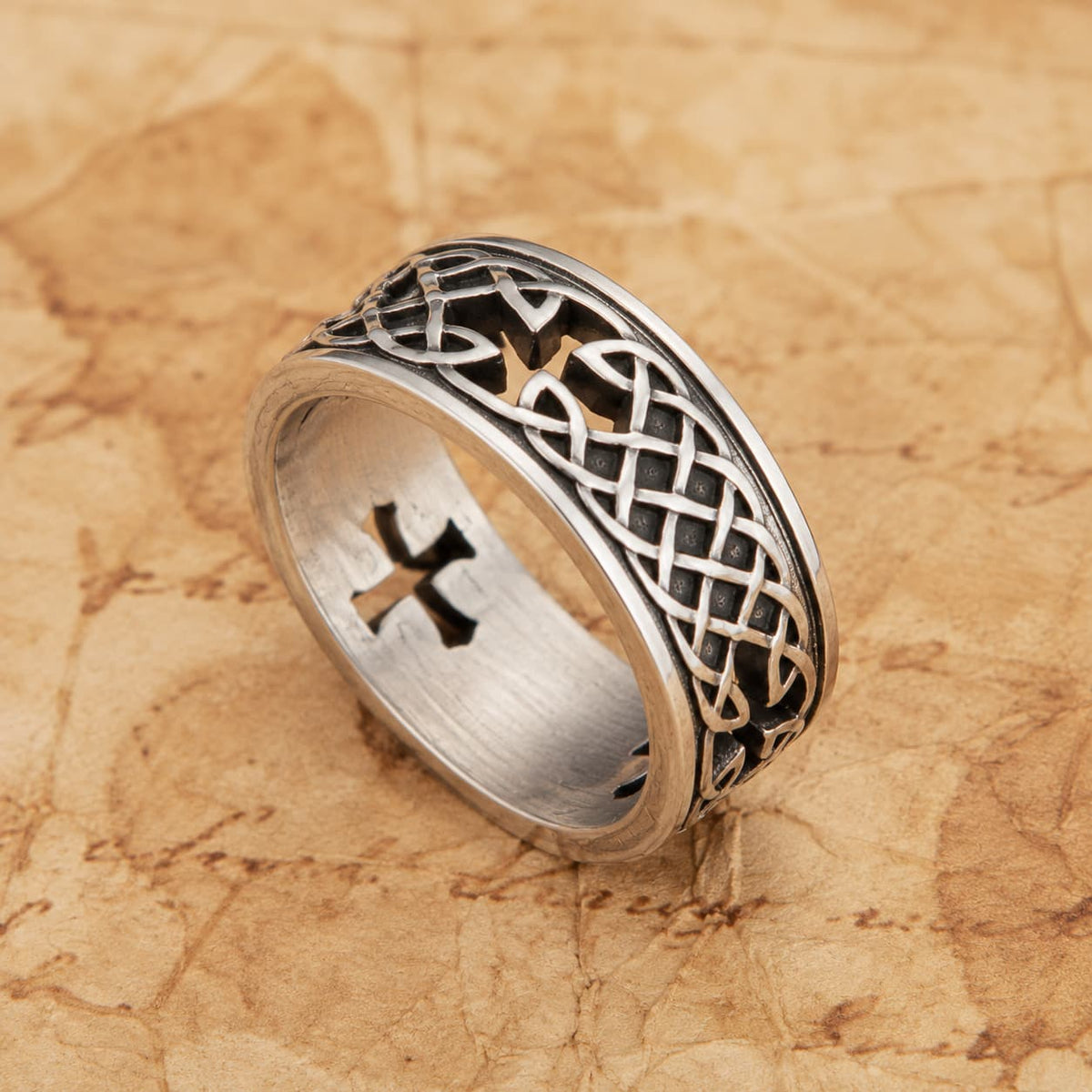 Bague de la Foi Éternelle en acier inoxydable avec croix intérieure noire sur parchemin ancien
