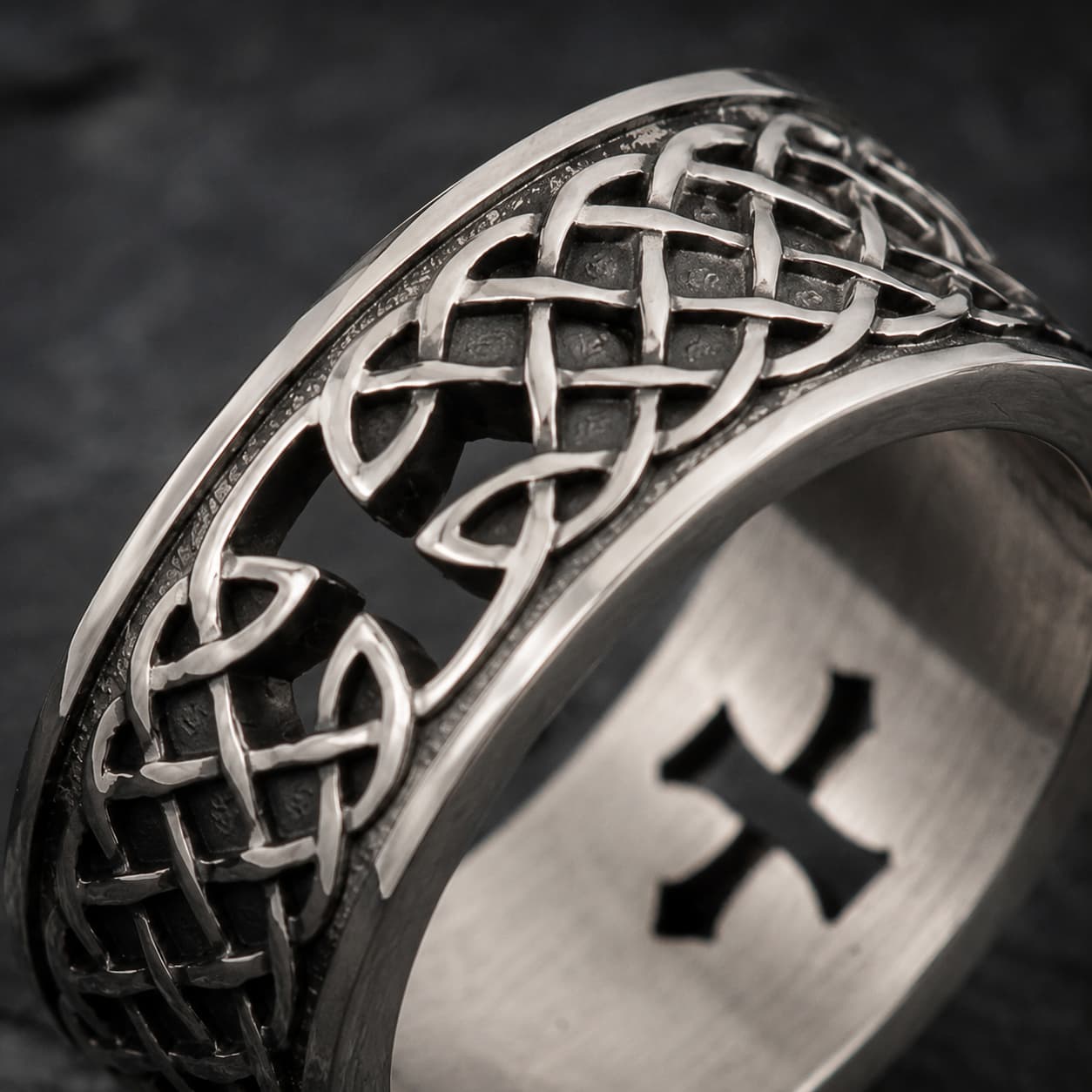 Bague de la Foi Éternelle en acier inoxydable en gros plan avec entrelacs celtiques argent vieilli