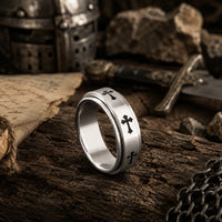 Bague du Gardien Sacré en acier inoxydable dans un décor templier avec épée, parchemin et casque