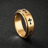 Bague du Gardien Sacré en acier inoxydable doré avec croix noires sur fond texturé