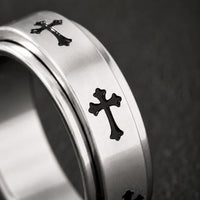 Gros plan de la Bague du Gardien Sacré en acier inoxydable avec croix noires gravées