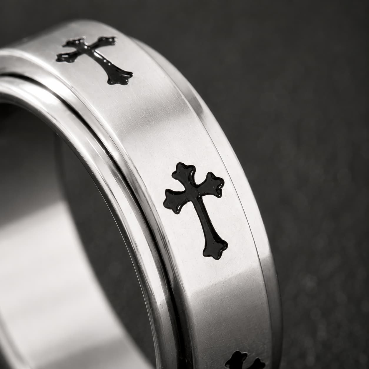 Gros plan de la Bague du Gardien Sacré en acier inoxydable avec croix noires gravées