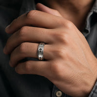 Bague du Gardien Sacré en acier inoxydable portée par un homme avec croix noires
