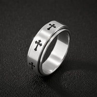 Bague du Gardien Sacré en acier inoxydable argenté vue de biais avec motifs croix noires