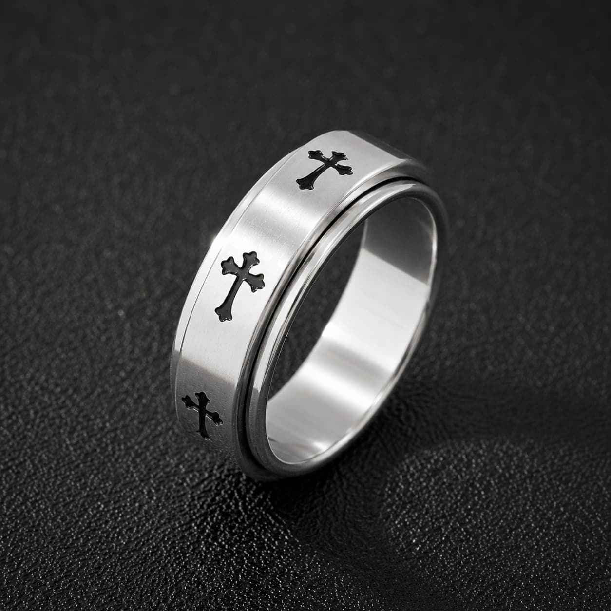 Bague du Gardien Sacré en acier inoxydable argenté vue de biais avec motifs croix noires