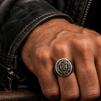 Bague du Général en acier inoxydable portée à la main par un homme avec veste en cuir noir