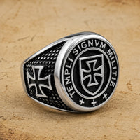 Bague du Général en acier inoxydable version noir et argent avec croix templière sur fond parchemin
