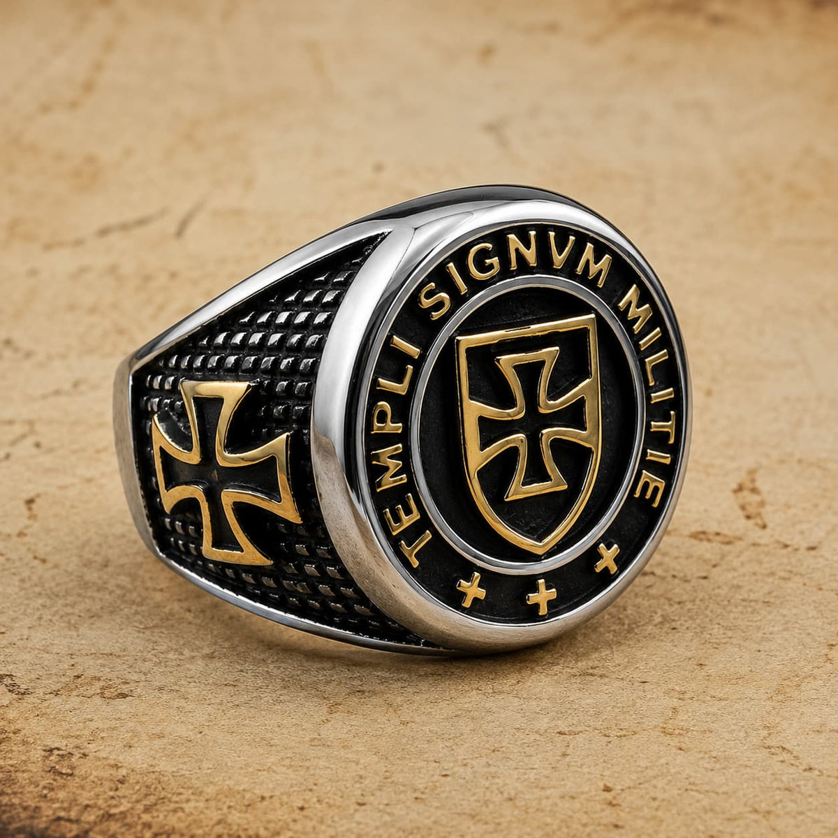 Bague du Général en acier inoxydable vue de côté avec croix templière dorée et inscription Signum Militie
