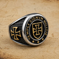 Bague du Général en acier inoxydable vue de côté avec croix templière dorée et inscription Signum Militie
