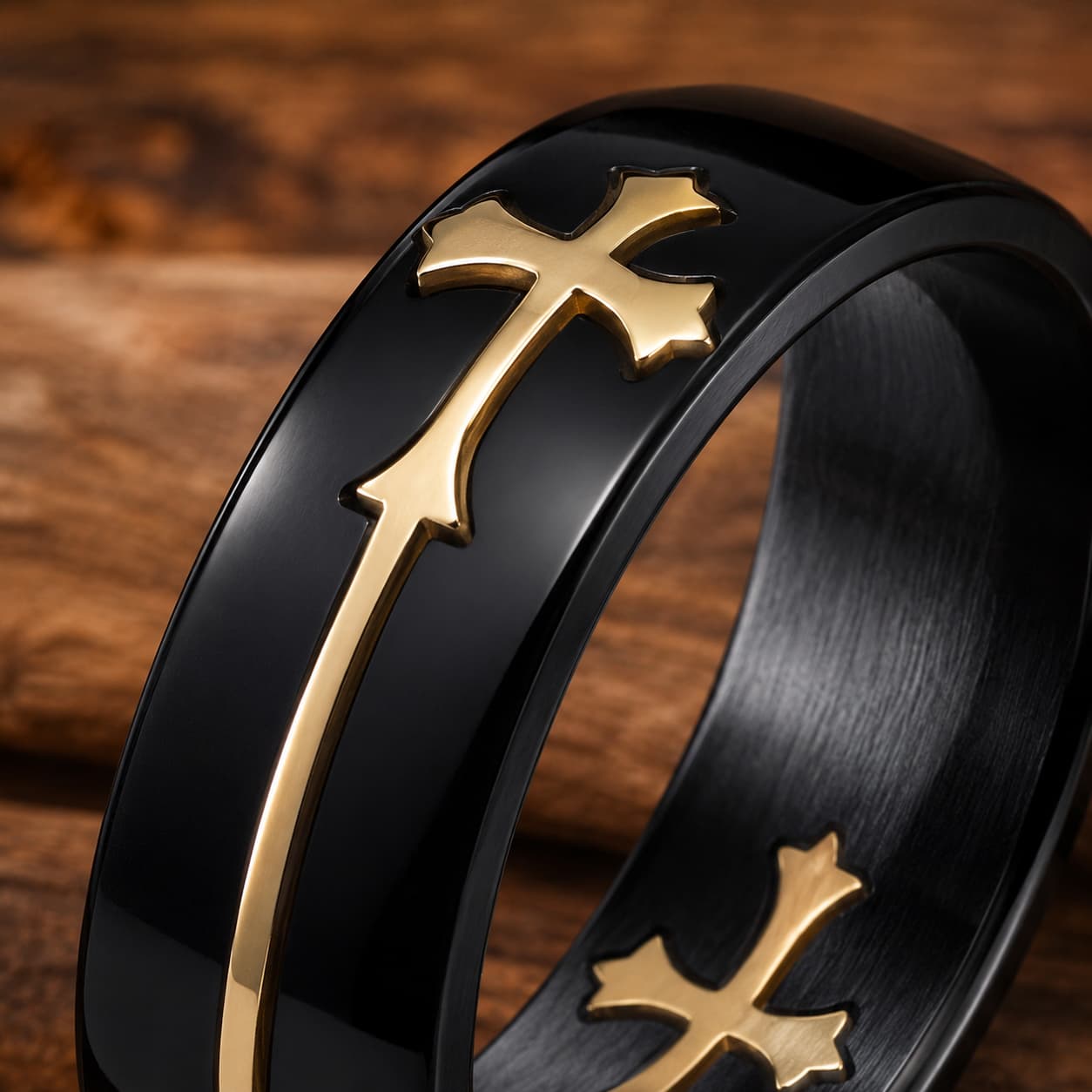 Gros plan de la Bague de la Guerre Sainte en acier inoxydable noir avec croix dorée