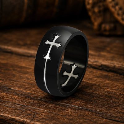 Bague de la Guerre Sainte en acier inoxydable noir avec croix argentée sur fond bois