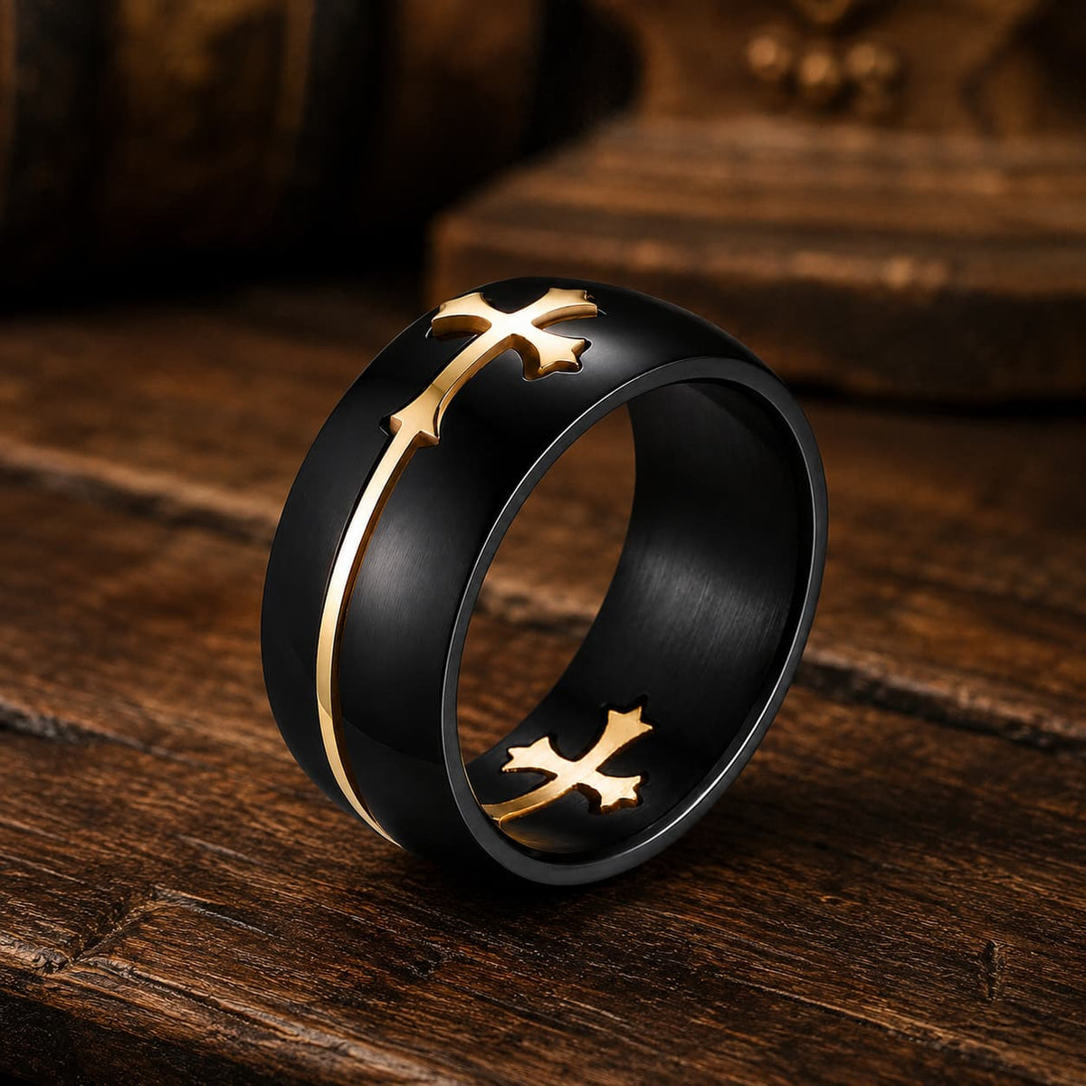 Bague de la Guerre Sainte en acier inoxydable noir avec croix dorée sur fond bois