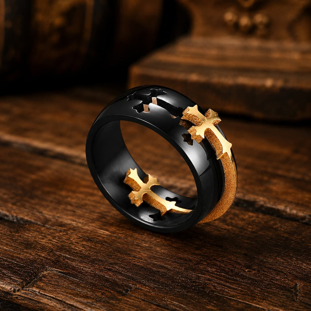Bague de la Guerre Sainte en acier inoxydable noir avec croix dorée vue de profil