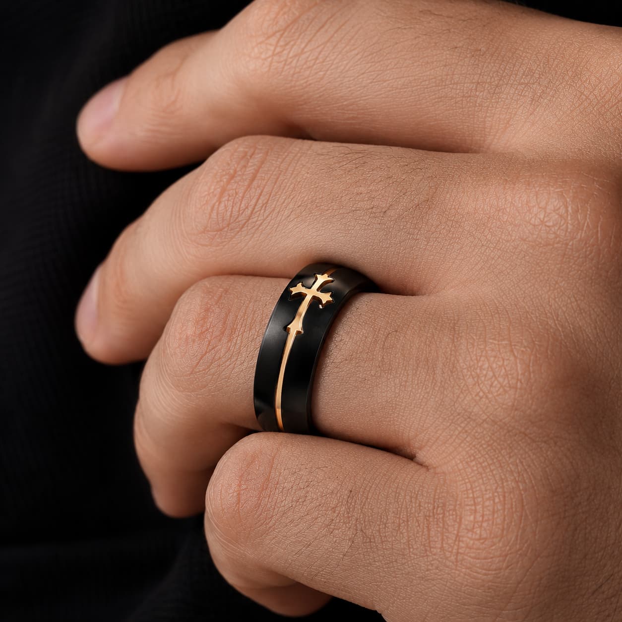 Bague de la Guerre Sainte en acier inoxydable portée à la main avec croix dorée