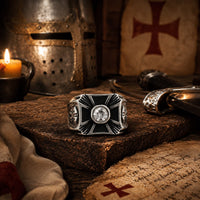 Bague Héritage des Croisés en acier inoxydable dans un décor templier avec casque, épée, parchemin, bougie et croix rouge
