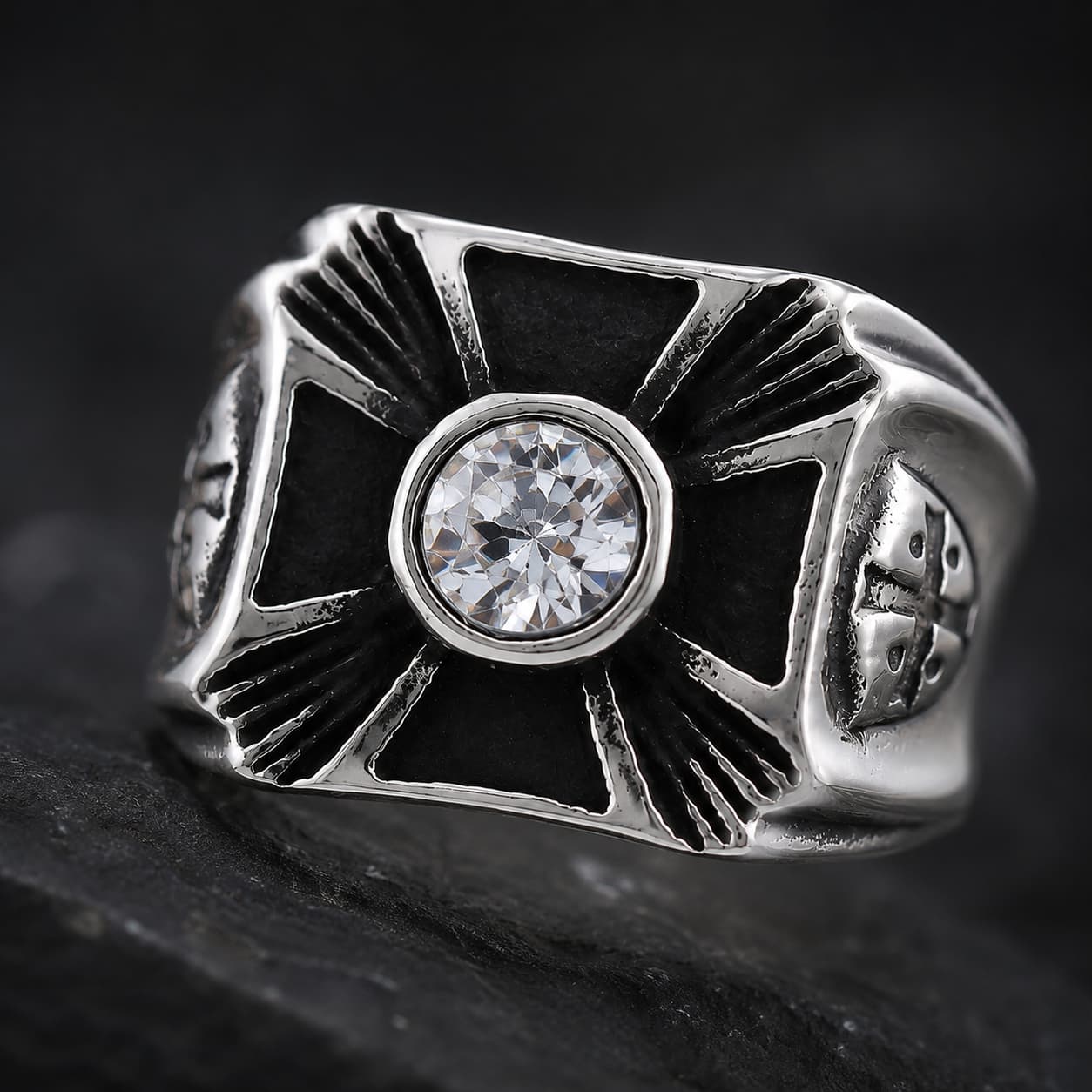 Gros plan de la Bague Héritage des Croisés en acier inoxydable avec croix noire, pierre centrale brillante et détails médiévaux