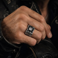 Bague Héritage des Croisés en acier inoxydable portée à la main par un homme avec veste en cuir noire