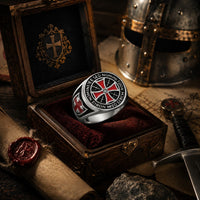 Bague Héritage Templier en acier inoxydable présentée dans un coffret médiéval premium
