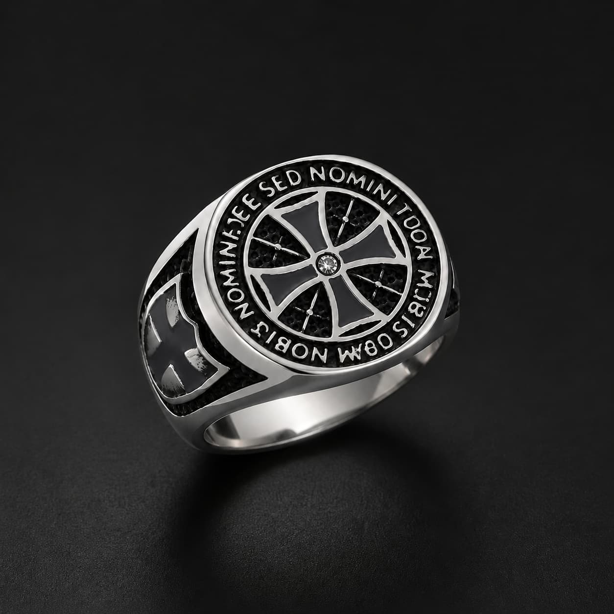 Bague Héritage Templier en acier inoxydable avec croix gravée sur fond anthracite