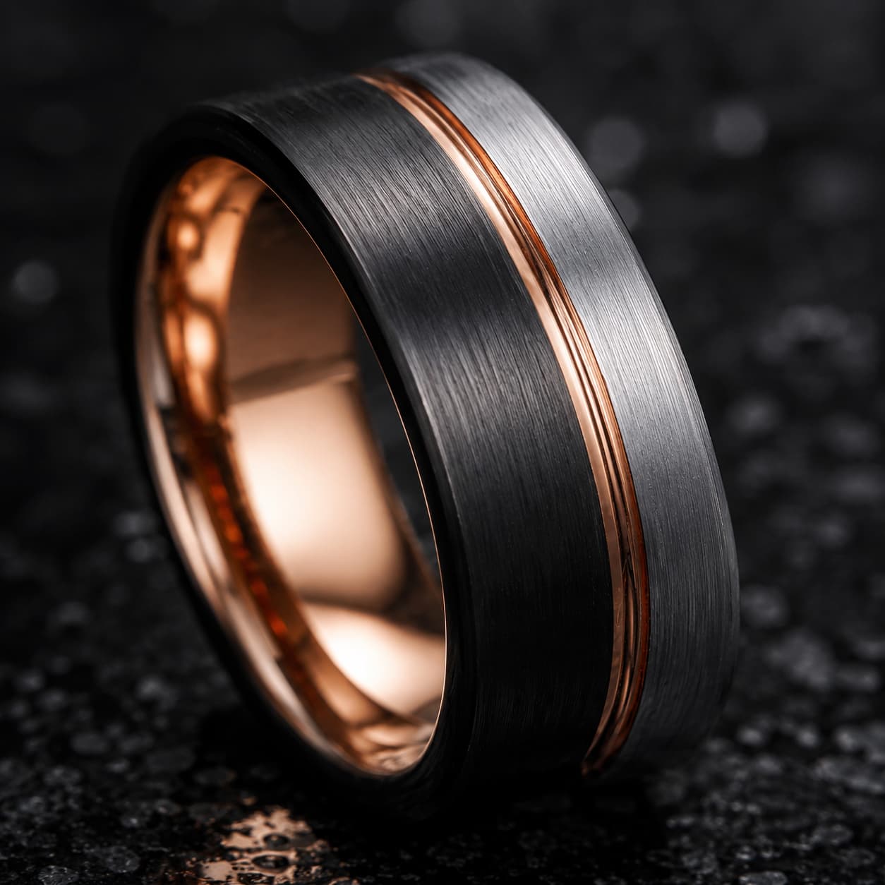 Bague Hugues de Payns en tungstène noir et rose en gros plan