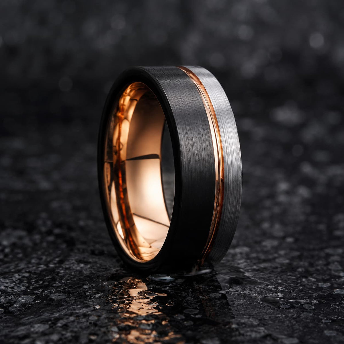 Bague Hugues de Payns en tungstène noir et rose sur fond anthracite