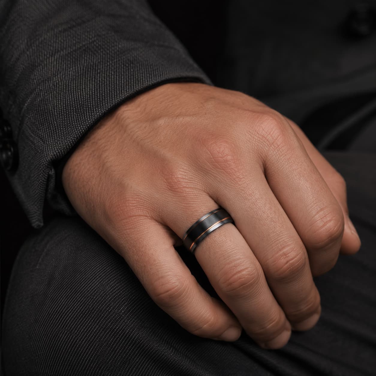 Bague Hugues de Payns en tungstène portée à la main par un homme