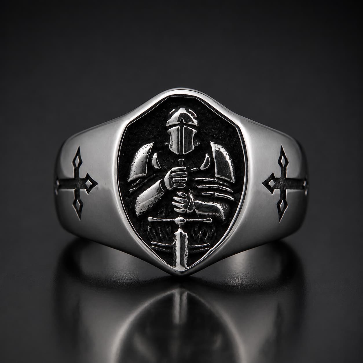 Bague de l'Indompté en acier inoxydable argenté avec chevalier templier sur fond anthracite