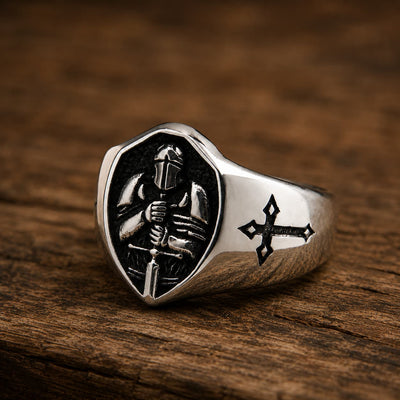 Bague de l'Indompté en acier inoxydable argenté avec chevalier sur fond bois