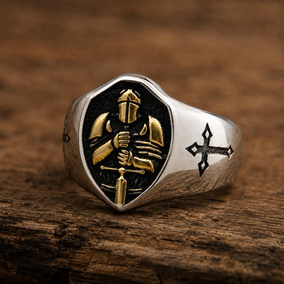 Bague de l'Indompté en acier inoxydable argenté avec chevalier doré sur fond bois