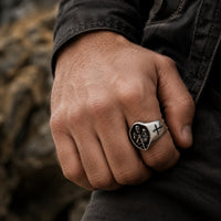 Bague de l'Indompté en acier inoxydable portée à la main par un homme
