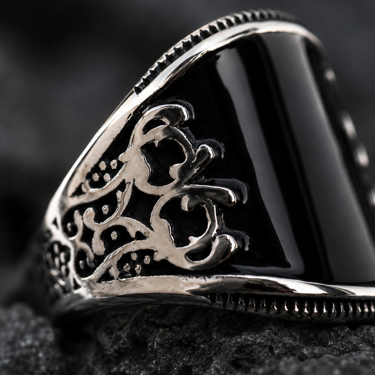 Bague du Lien Sacré en acier inoxydable en gros plan avec motif argenté