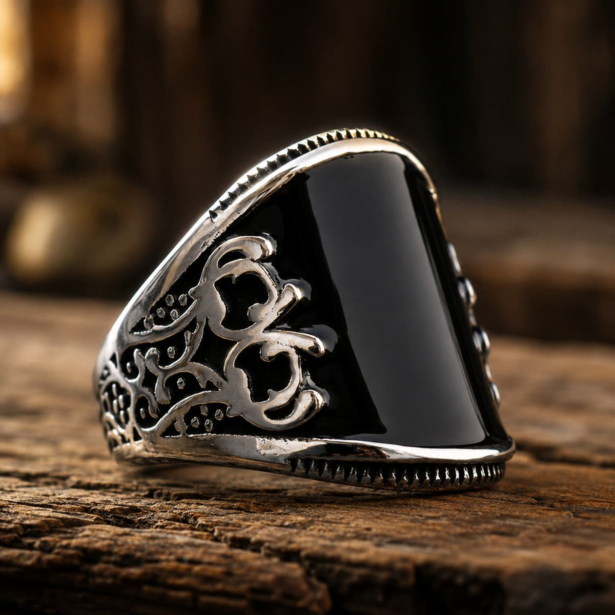 Bague du Lien Sacré en acier inoxydable avec pierre noire sur bois ancien