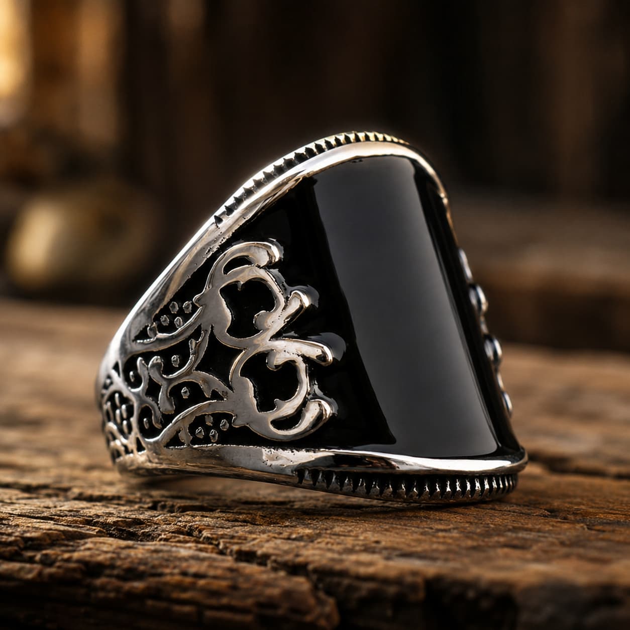 Bague du Lien Sacré en acier inoxydable avec pierre noire sur bois ancien