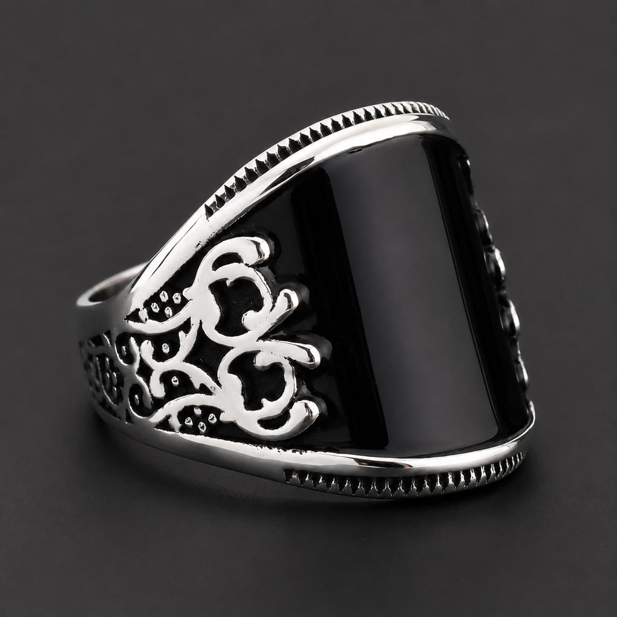 Bague du Lien Sacré en acier inoxydable avec pierre noire sur fond anthracite