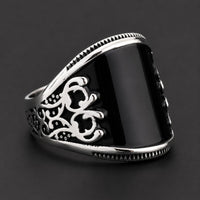 Bague du Lien Sacré en acier inoxydable avec pierre noire sur fond anthracite