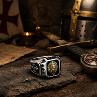 Bague du Lion Sacré en acier inoxydable dans un décor médiéval