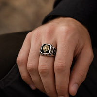 Bague du Lion Sacré en acier inoxydable portée à la main 