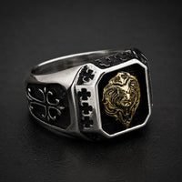 Bague du Lion Sacré en acier inoxydable vue en angle avec détails noirs