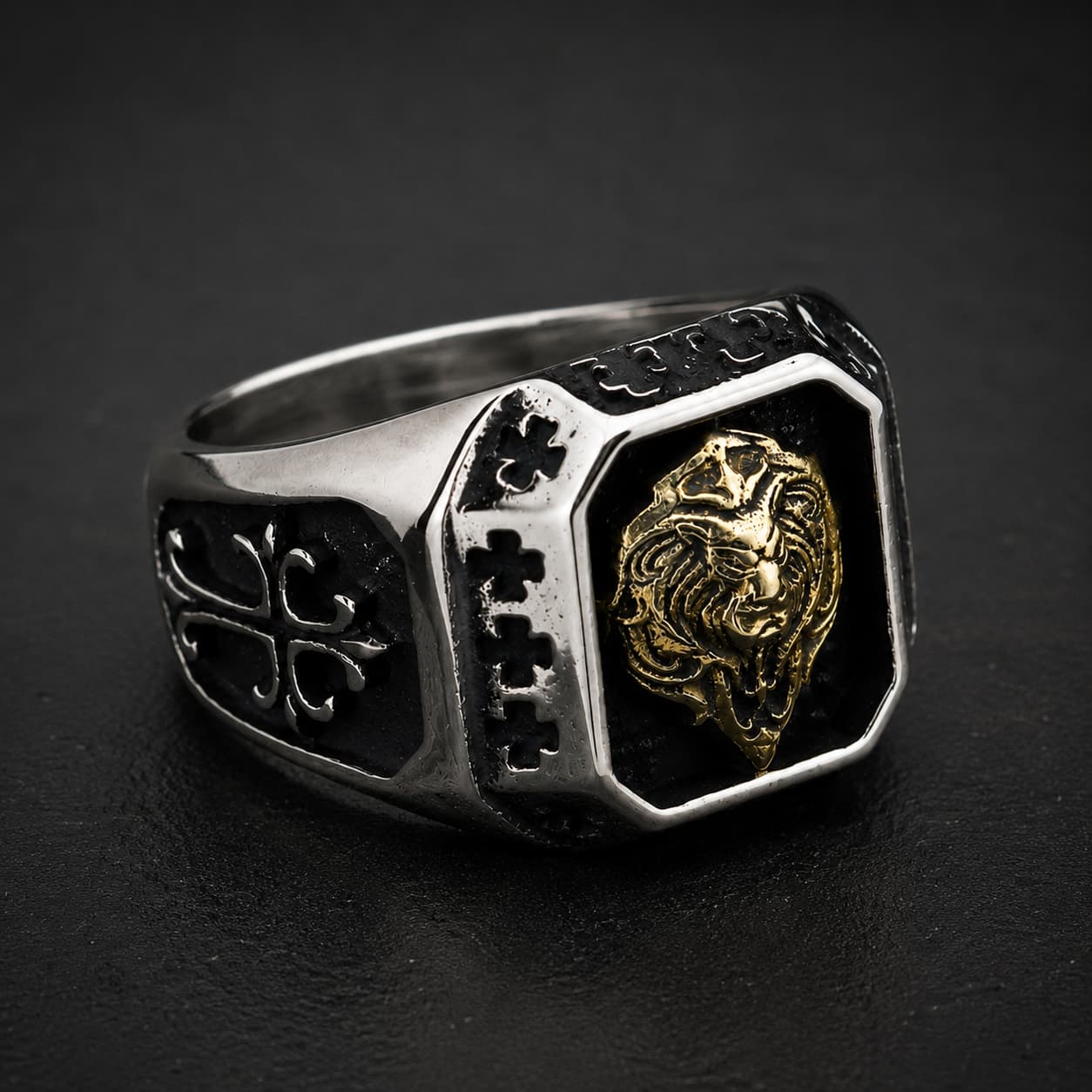 Bague du Lion Sacré en acier inoxydable vue en angle avec détails noirs